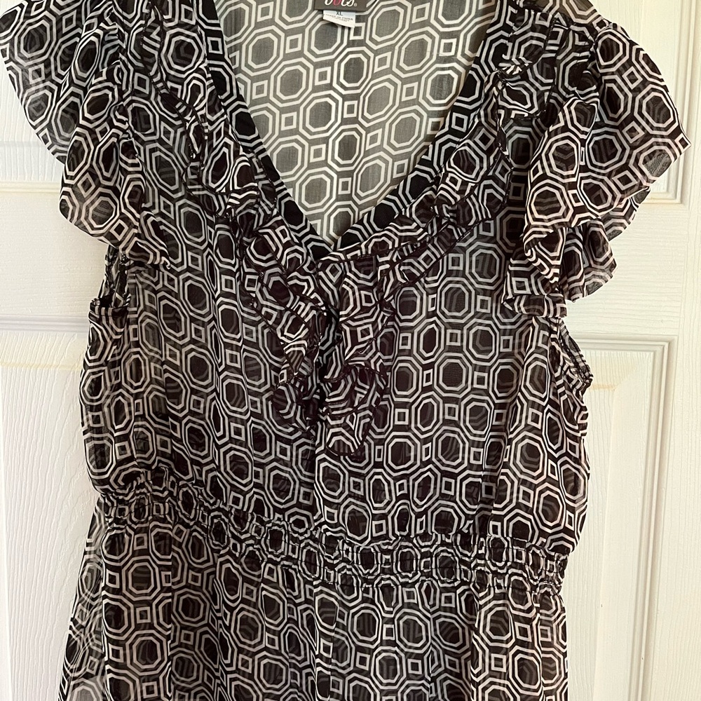 dots brand -Black and white top-like new